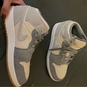 air jordan mid se coconut milk/particle gray